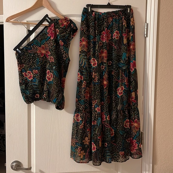 EVEREVE Azalea matching set One Shoulder Top + Maxi Skirt 2 Pieces, never worn. - Picture 3 of 6
